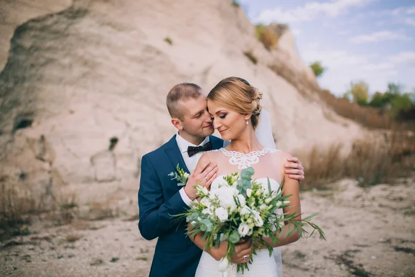 Düğün yürüyüşe kayalarda Çift