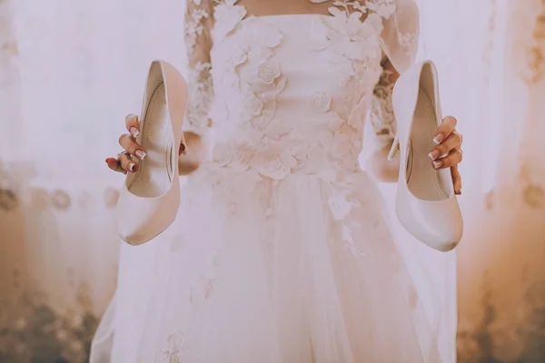 美しいウェディング ドレスと花嫁 — ストック写真