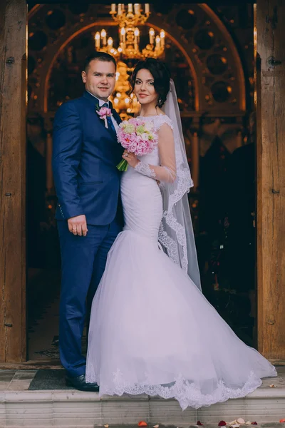 Casal em um arco da igreja — Fotografia de Stock