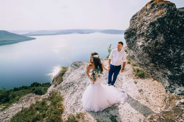 Nevěsta a ženich na útesu — Stock fotografie