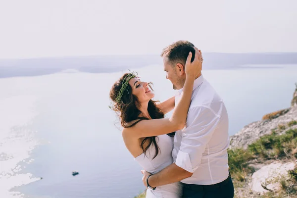 Bride and groom on a cliff — Stock Photo, Image