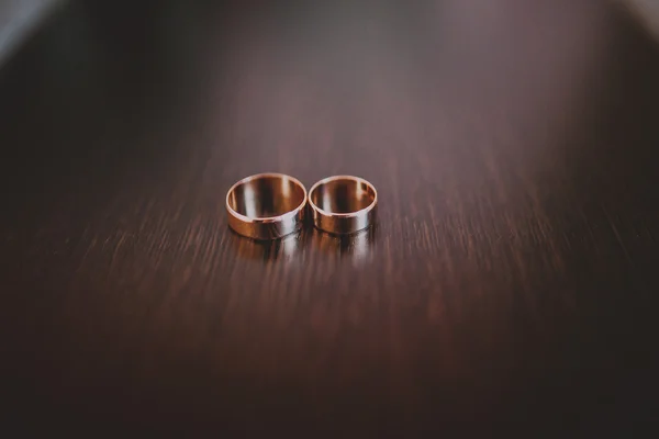 Свадебные кольца на деревянной площадке — стоковое фото