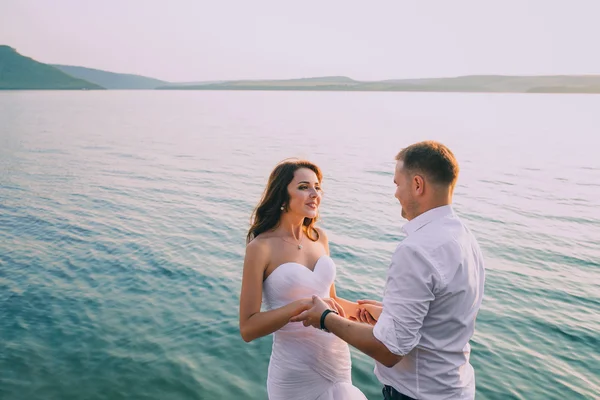 Romantiska par poserar på stranden — Stockfoto