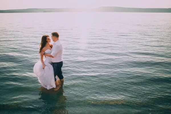 Romantik Çift posingon plaj