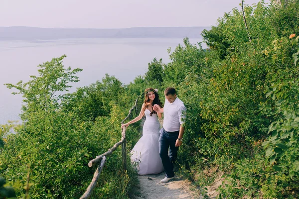 Bruden och brudgummen på bröllop promenad — Stockfoto