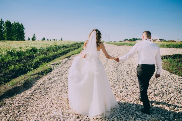 Gelin ve damat el ele tutuşuyorlar.