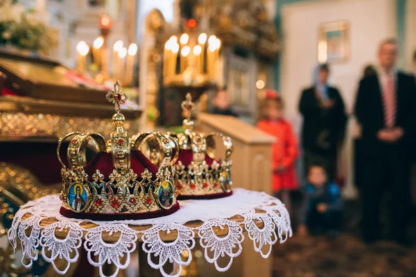 Coronas de boda en la iglesia — Foto de Stock