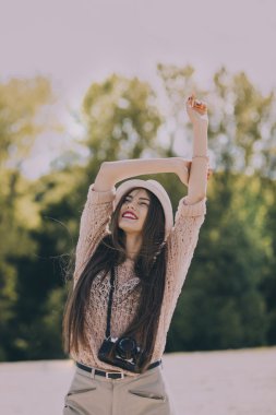   Retro kamera kadınla