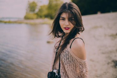   Retro kamera kadınla