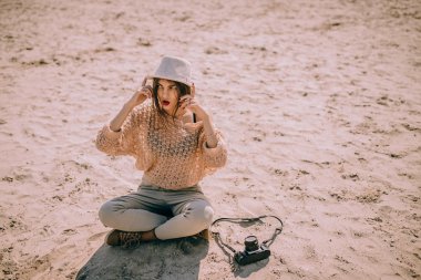   Retro kamera kadınla