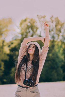   Retro kamera kadınla