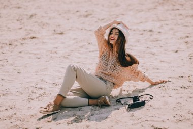   Retro kamera kadınla