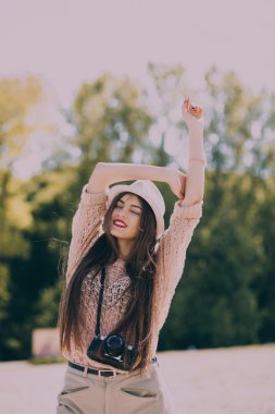   Retro kamera kadınla