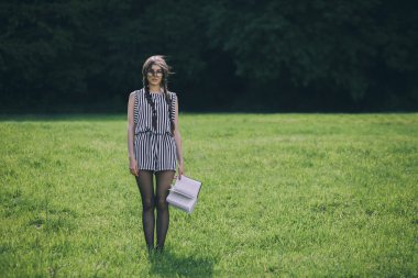 güzel esmer genç kadın