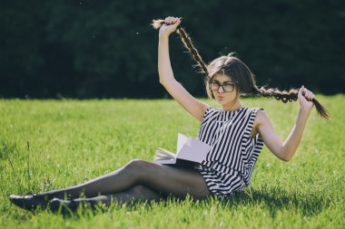 güzel esmer genç kadın