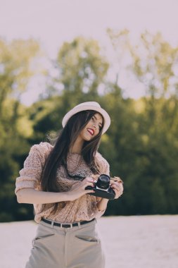   Retro kamera kadınla