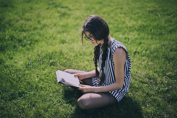 Beautiful Dark-haired Young Woman — Stock Photo, Image