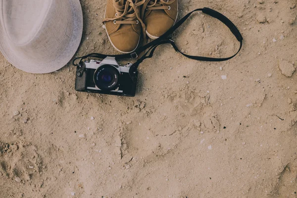 Камера і взуття на піску — стокове фото
