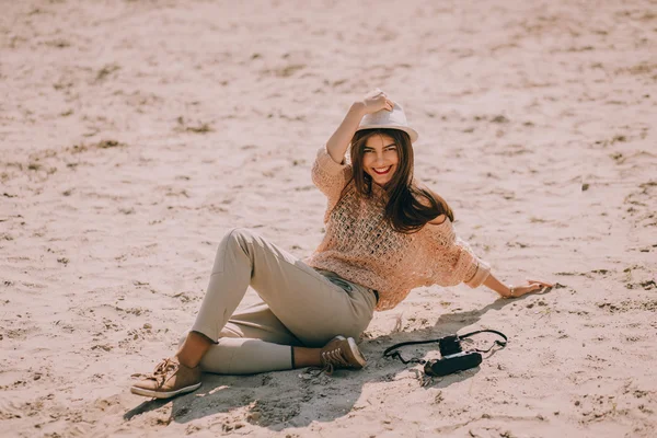 Retro vrouw met camera — Stockfoto