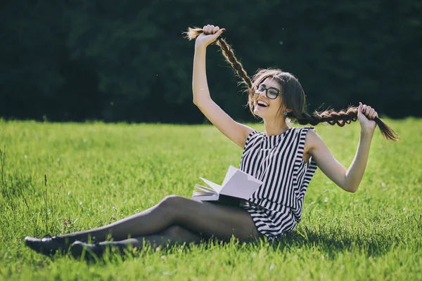 Mooie donkerharige jonge vrouw — Stockfoto