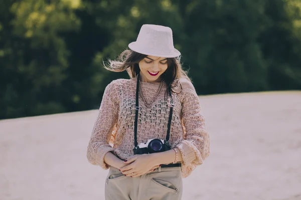 Glimlachend retro vrouw — Stockfoto