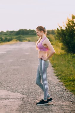 Parkta duran spor kadın