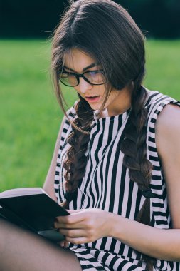 çekici genç esmer kız