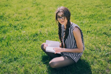 çekici genç esmer kız