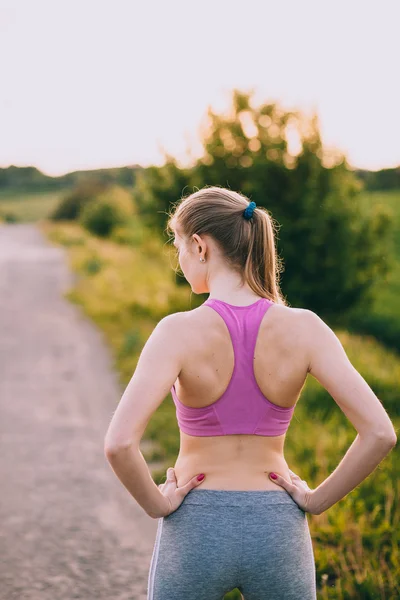 Femme sportive debout dans le parc — Photo