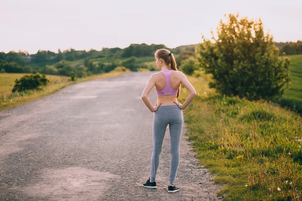 Esporte mulher de pé no parque — Fotografia de Stock