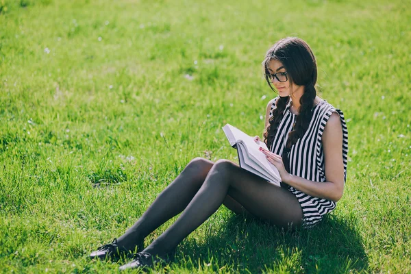 Aantrekkelijke jonge brunette meisje — Stockfoto