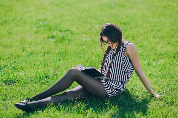 Aantrekkelijke jonge brunette meisje — Stockfoto