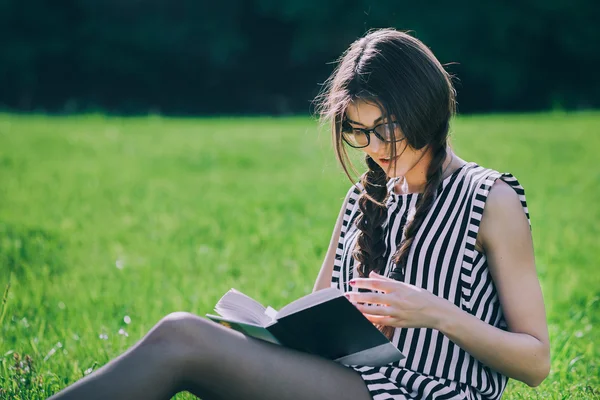 Aantrekkelijke jonge brunette meisje — Stockfoto