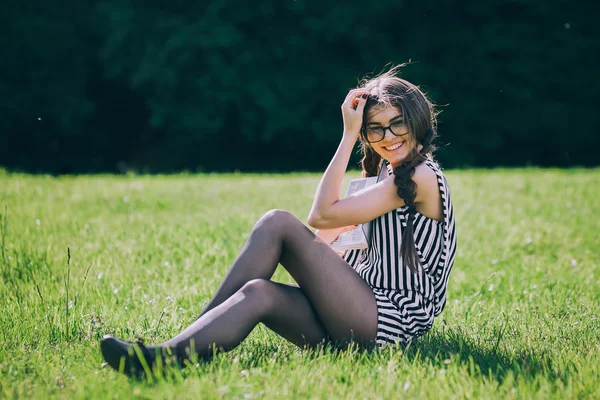 Menina morena jovem atraente — Fotografia de Stock