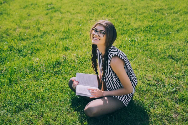 Aantrekkelijke jonge brunette meisje — Stockfoto