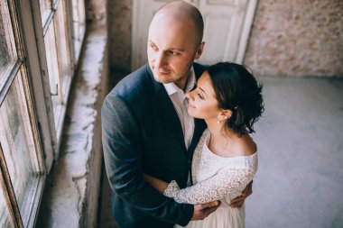 Gelin ve damat kucaklama