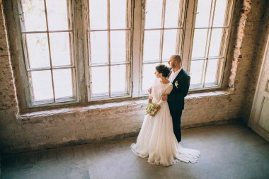 Pencerenin yanındaki evli çift