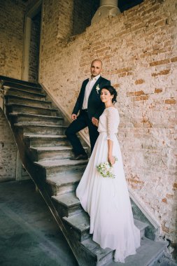 Eski binada yürüyüş yeni evliler