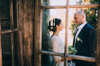 Gelin ve damat kucaklama