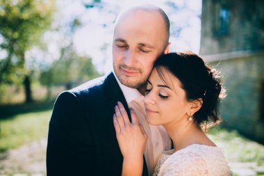 Güneşli parkta yeni evliler