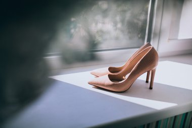 Bej düğün ayakkabıları