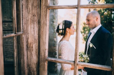 Gelin ve damat kucaklama