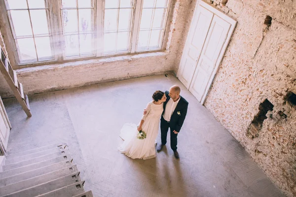 Recém-casados em prédio antigo — Fotografia de Stock