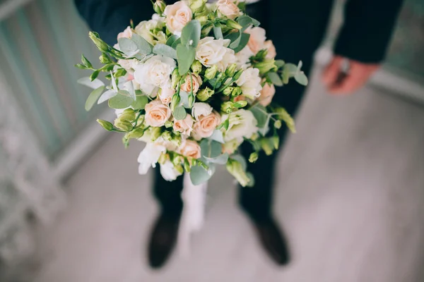 Ramo de novia en las manos — Foto de Stock