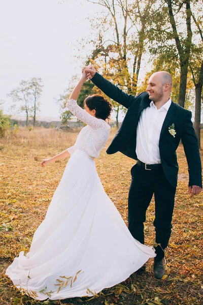 Recém-casados no parque de outono — Fotografia de Stock