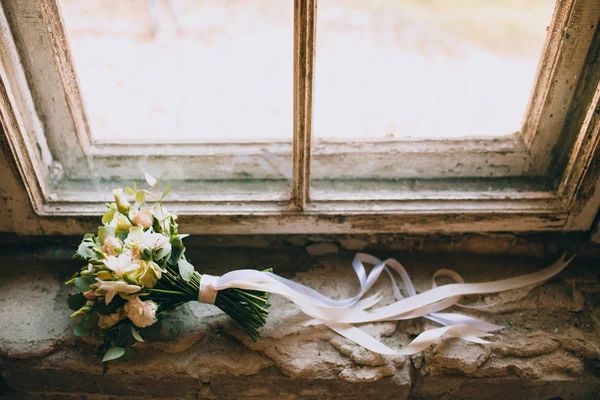 Ramo de novia en el alféizar de la ventana — Foto de Stock