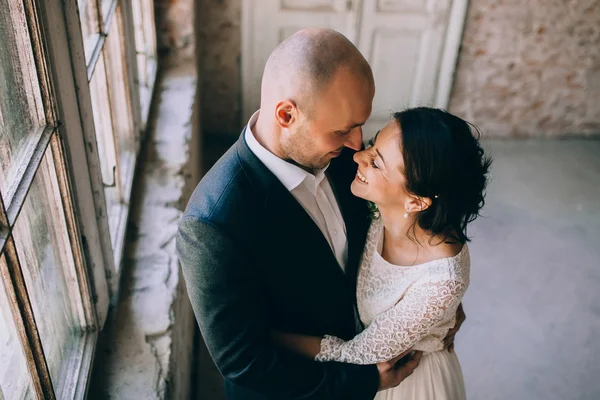 Bruden och brudgummen omfamning — Stockfoto