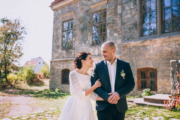 Nowożeńcy przez stary zamek — Zdjęcie stockowe