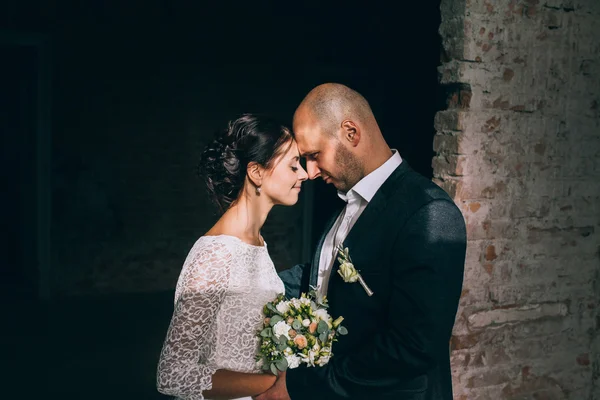 Recém-casados em prédio antigo — Fotografia de Stock