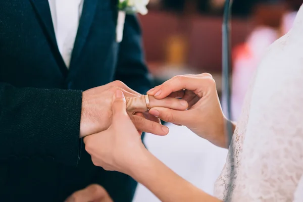 Vestindo anéis na igreja — Fotografia de Stock